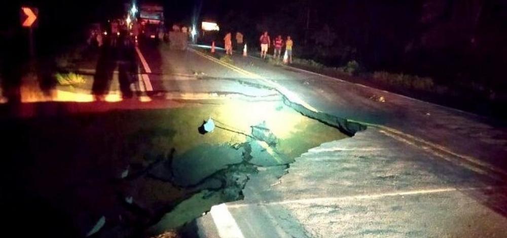 BR-101 é interditada após asfalto ceder no extremo sul da Bahia
