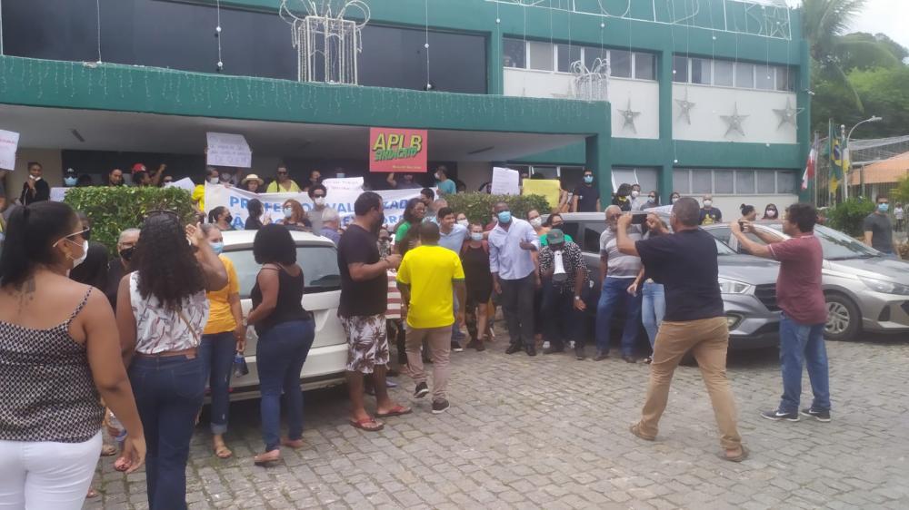 Professores da rede municipal fazem manifestação pelas ruas da ciade
