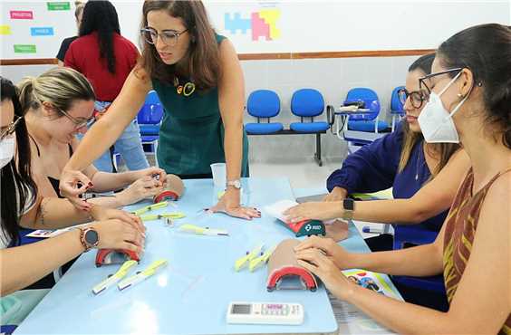Equipe médica é capacitada para implantar contraceptivos em mulheres de Mata