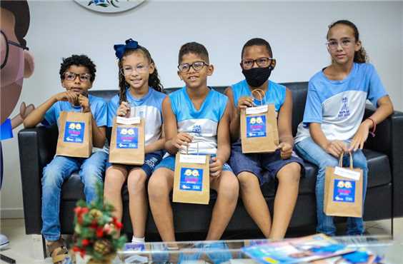 Crianças da rede municipal de ensino recebem óculos pelo programa Olhar do Futuro