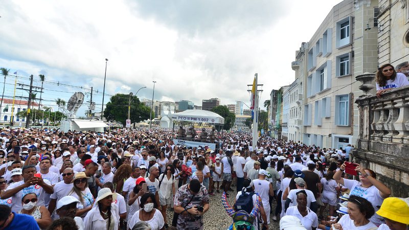  Após dois anos da pandemia, 'tapete branco' de fiéis renova fé e segue para Colina Sagrada; veja fotos