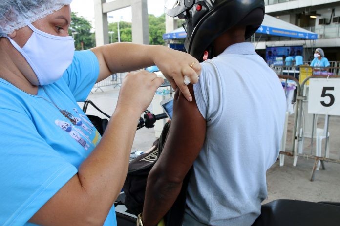 Bahia completa dois anos de vacinação Covid com 35 milhões de doses aplicadas e queda de mais de 66% no número de mortes