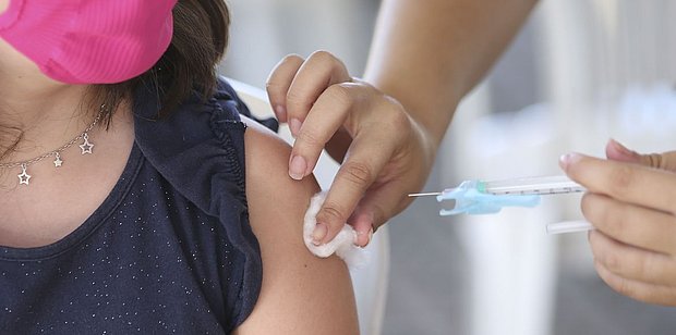 Vacina atualizada contra covid começará a ser aplicada em fevereiro