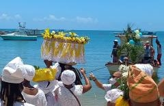 Praia do Forte homenageia Iemanjá em tradicional cortejo