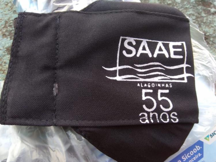 Justiça proíbe SAAE de Alagoinhas de distribuir máscaras com número 55; serviço nega propaganda eleitoral