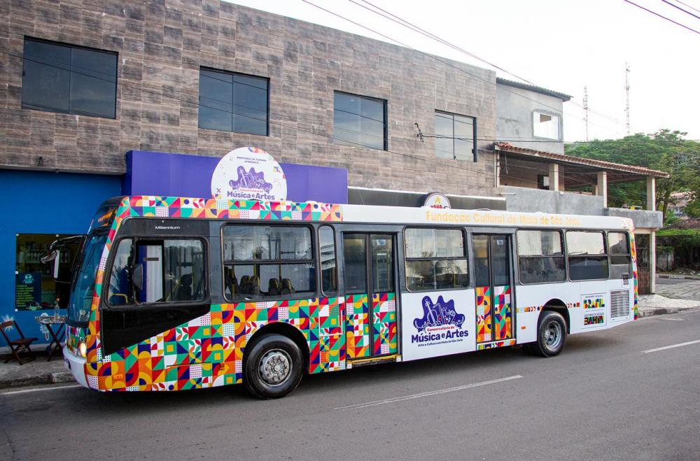 Fundação Cultural de Mata de São João adquire ônibus para dar suporte às atividades artísticas