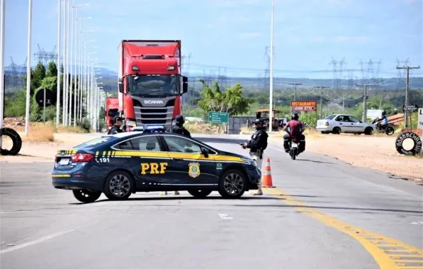 PRF registra 48 acidentes durante feriado de Tiradentes em rodovias federais na Bahia; óbitos caíram 46%