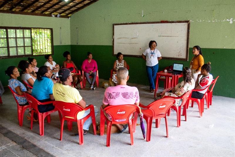 Equipe da Família Acolhedora apresenta serviço de acolhimento para moradores do Barro Branco