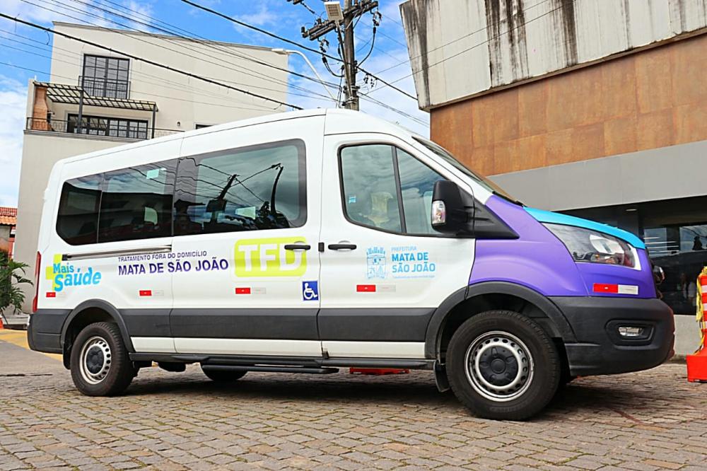 Prefeitura de Mata de São João entrega à população uma van 0km para auxiliar no serviço de saúde