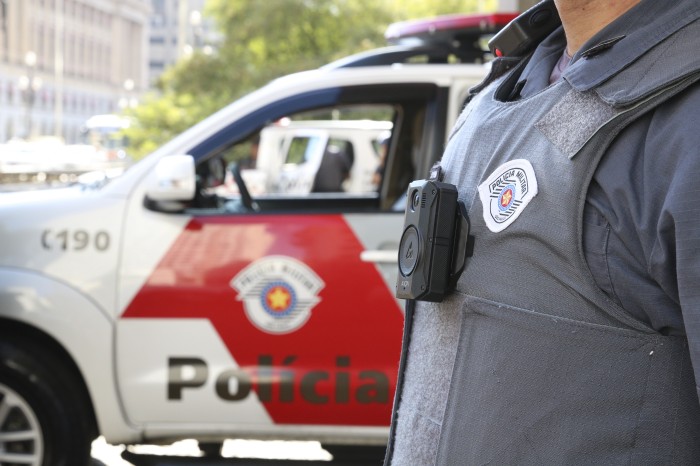 Mortes de adolescentes por PMs caem com uso de câmera corporal em SP