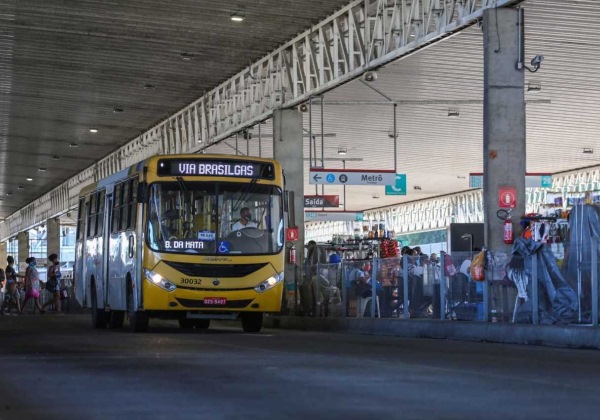 Terceira reunião entre rodoviários e empresários termina sem acordo; greve está mantida