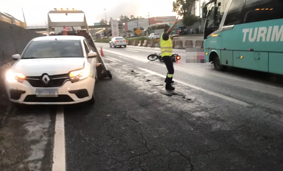 Pai e filha morrem após batida entre micro-ônibus, carro e motocicleta em Salvador