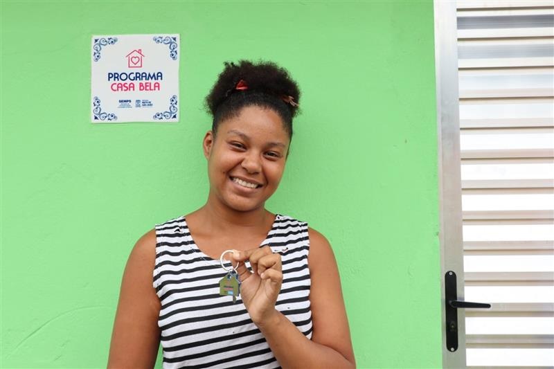 Prefeitura entrega 12 casas reformadas pelo Programa Casa Bela