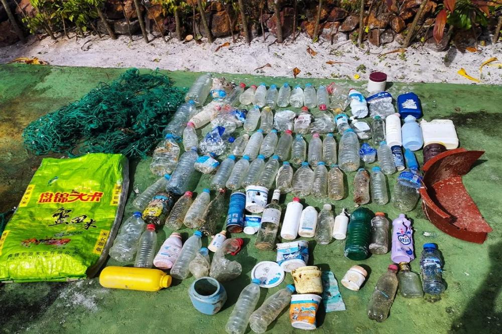 Mais de 200 embalagens de lixo internacional são encontradas em praia de Imbassaí