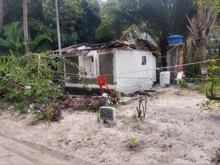 Residência é destruída por incêndio na região de Mata de São João