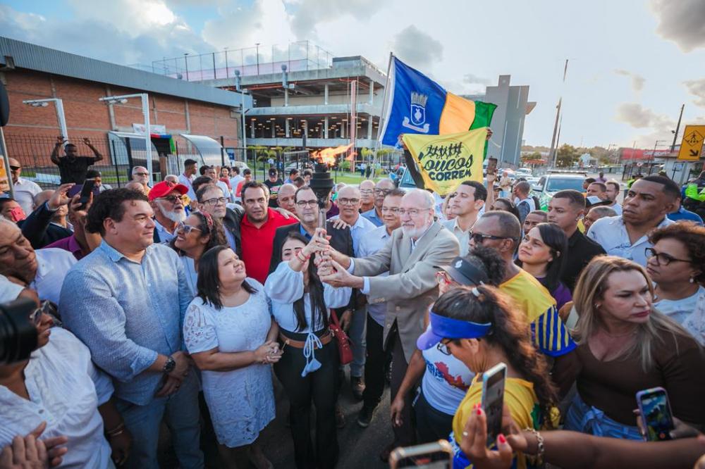 Camaçari realiza passagem do fogo simbólico para Lauro de Freitas