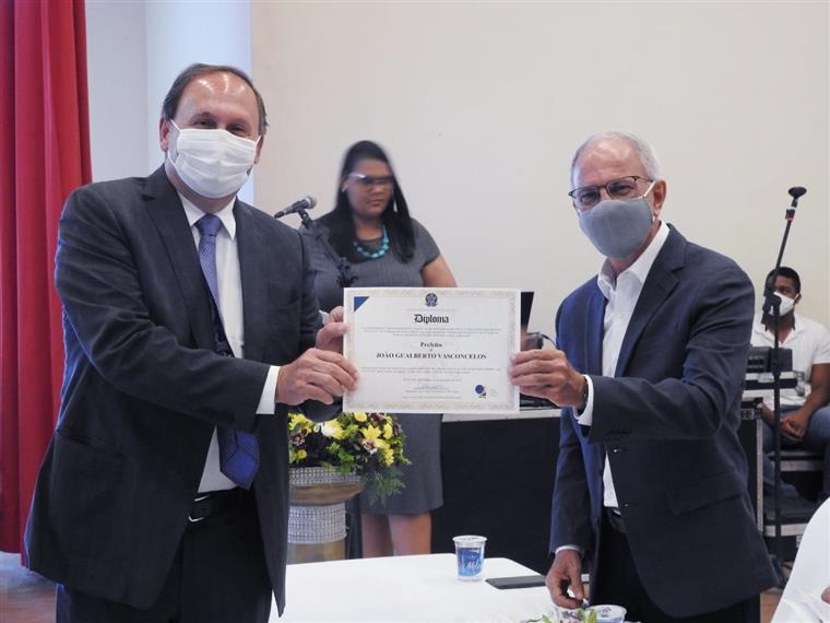 Prefeito eleito e vereadores são diplomados em Mata