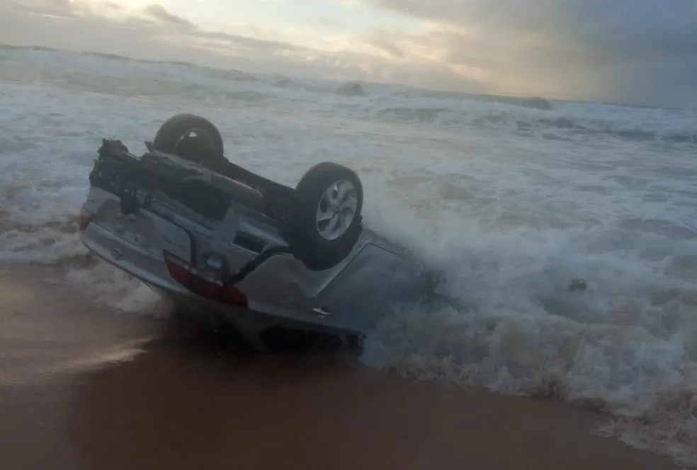 Motorista diz que entrou na praia 'sem querer' e que veículo foi arrastado pela maré