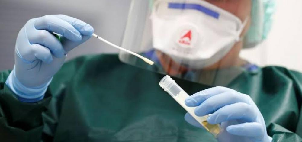 Análise preliminar aponta que nova variante do coronavírus descoberta no Reino Unido se espalha mais rápido