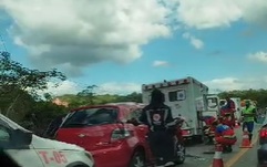 Acidente grave envolvendo um véiculo de passeio e um ônibus escolar na Ba093 deixa feridos