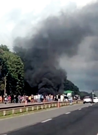 Novo protesto complica trânsito na BA-099, na entrada de Praia do Forte