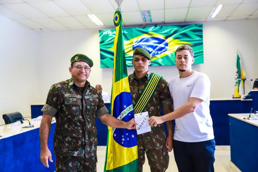 Jovens dispensados do serviço militar fazem juramento da bandeira em Mata de São João