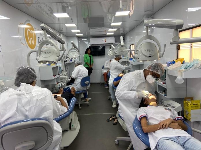 Odontomóvel beneficia estudantes e educadores em mais sete municípios baianos