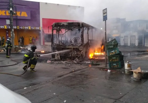 Ônibus é incendiado em Sussuarana