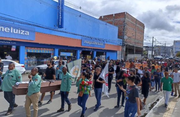 Servidores em greve fazem funeral simbólico de Joaquim Neto pelas ruas de Alagoinhas