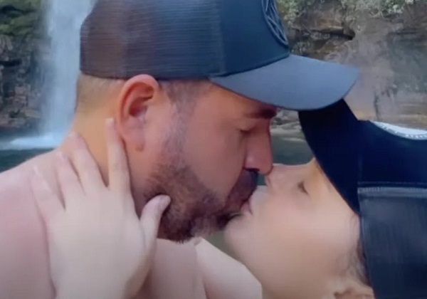 Em clima de romance, Maraisa aparece tomando banho de cachoeira com namorado; confira