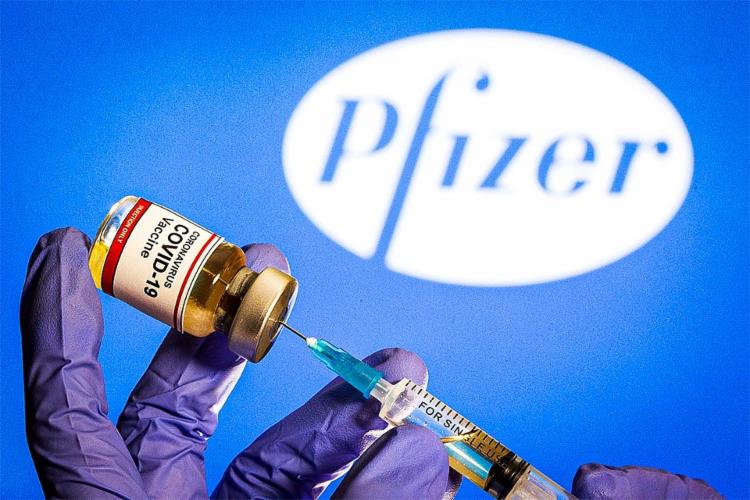 Médica é internada em UTI após receber vacina da Pfizer