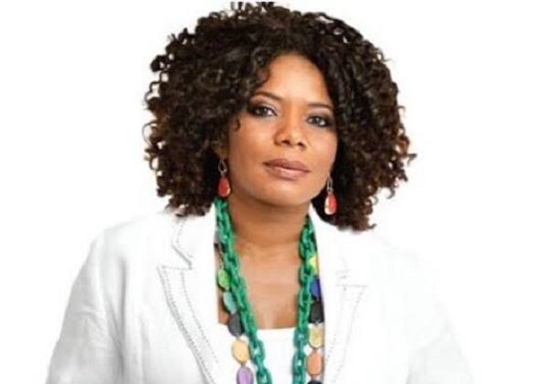 Margareth Menezes denuncia companhia aérea após ter mala arranhanda durante voo: ‘absurdo’