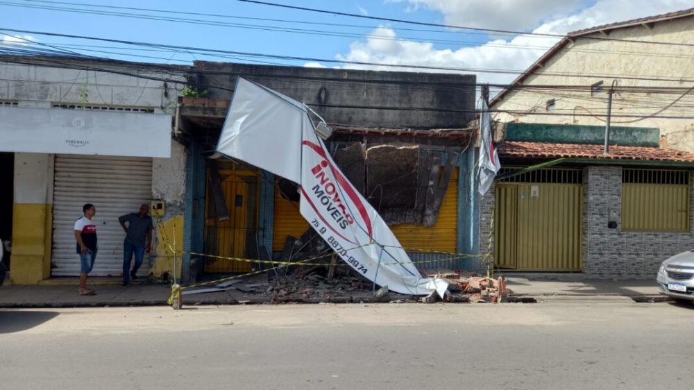 Marquise desaba no centro de Alagoinhas e por pouco não causa tragedia