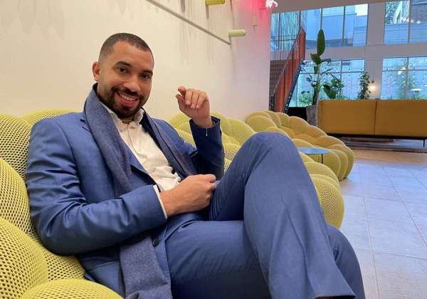 Gil do Vigor esbanja simpatia ao fazer ‘tour’ por mansão de dois andares; confira