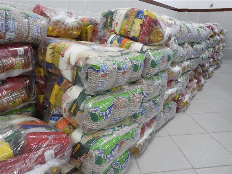 3 mil famílias são beneficiadas com entrega de cestas básicas em Mata de São João