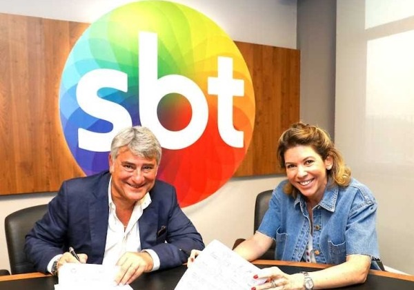 Narrador Cleber Machado assina contrato com o SBT