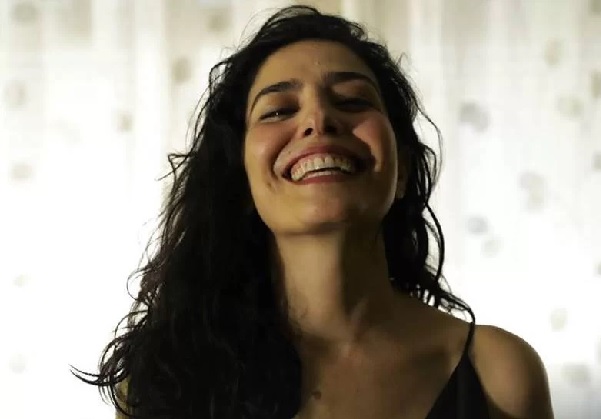 Atriz revela ter sofrido assédio de ator famoso: ‘Era muito novinha’