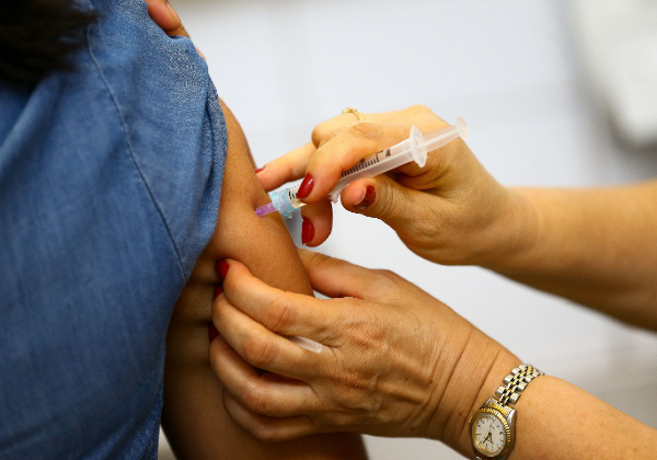 Vacina da Jansen apresenta eficácia de 66% a 85% em testes da fase 3