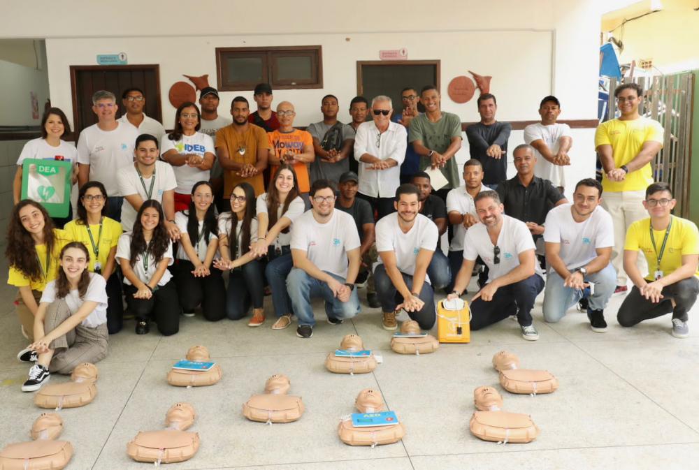 Praia do Forte recebe curso de primeiros socorros e equipamento para salvar vidas