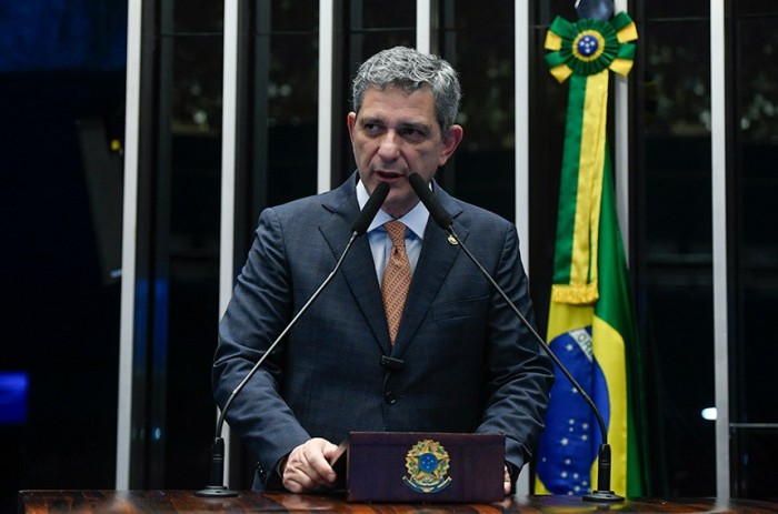 Rogério Carvalho cobra transparência e pagamento do piso da enfermagem