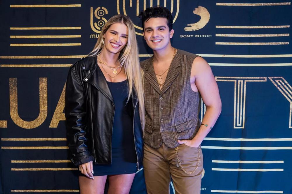 Yasmin Brunet nega romance com Luan Santana: 