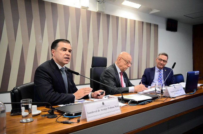 Sem nova lei, conta de energia subirá, diz diretor da Aneel a comissão