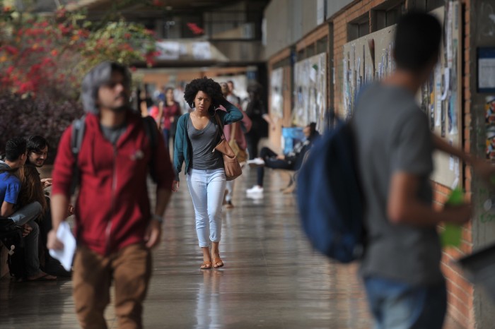 Negros são minoria no serviço público federal e têm menores salários