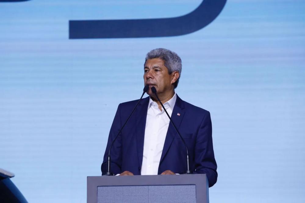 Jerônimo assina projeto de lei para isentar carros elétricos de IPVA