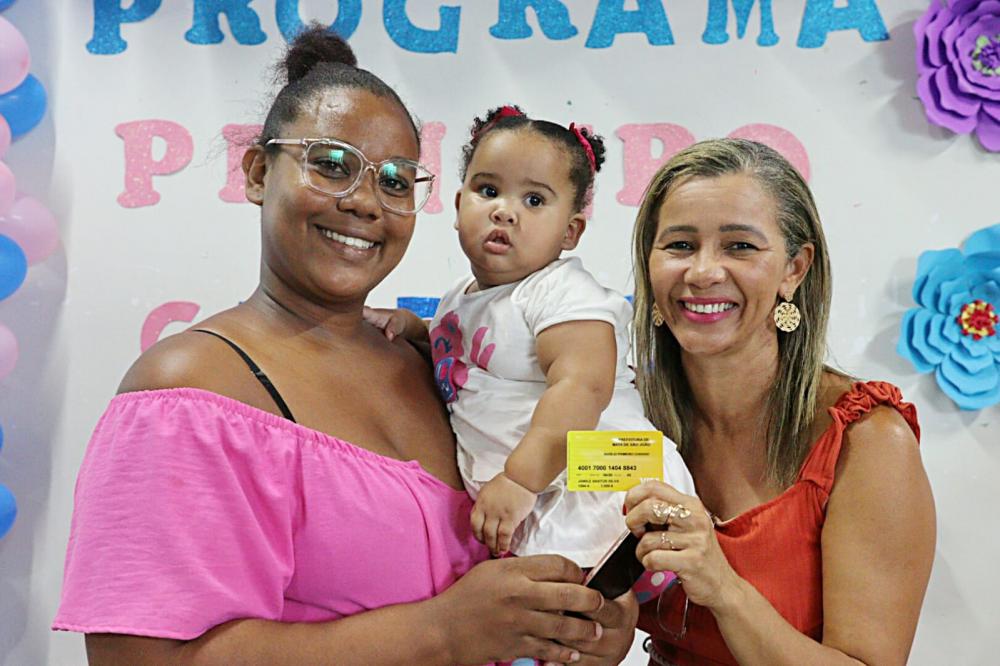 Prefeitura entrega cartão do Primeiro Cuidado para mães de crianças de até 2 anos