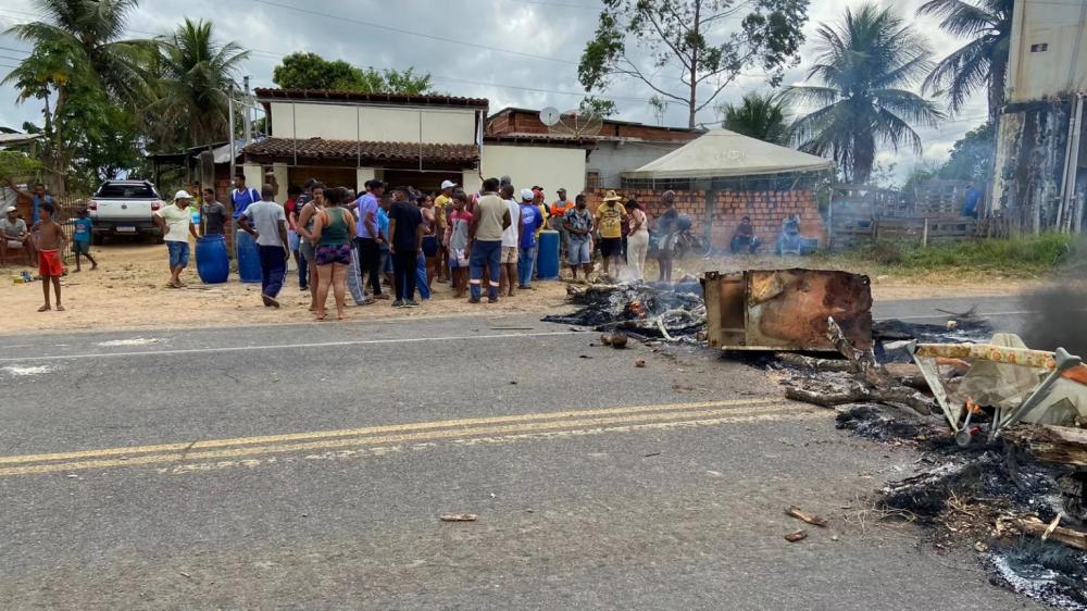 Moradores do Ponto do Beiju fazem protesto contra falta de água e bloqueiam trecho da BR-110