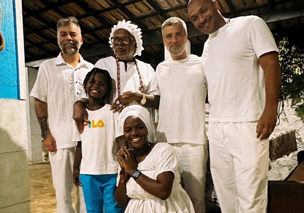 Bruno Gagliasso é vítima de intolerância religiosa após publicar foto em terreiro de candomblé