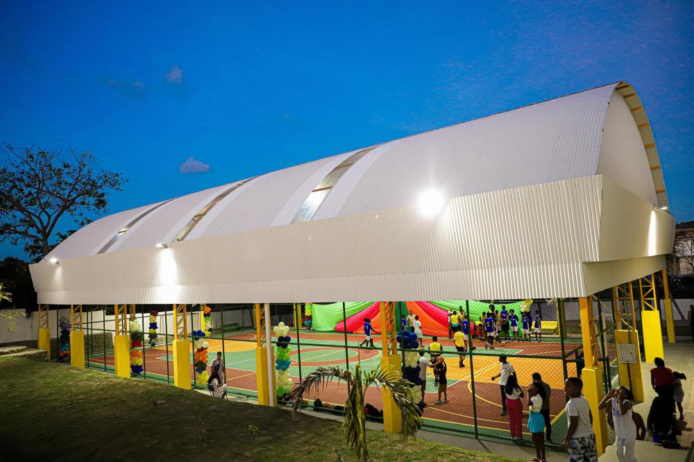 Prefeitura entrega quadra coberta da Escola Célia Goulart; população festeja