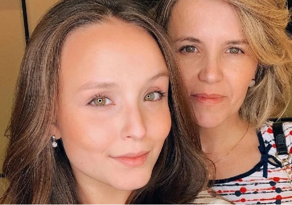 Mãe de Larissa Manoela é indiciada por racismo religioso