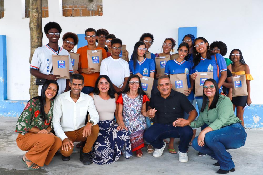 Prefeitura de Mata de São João entrega óculos de grau para estudantes do ensino médio